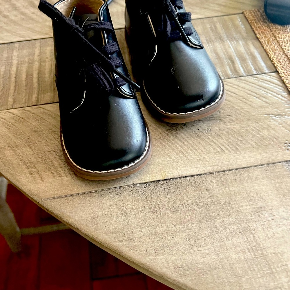 Toddlers size 4.5 wide black leather high top EUC